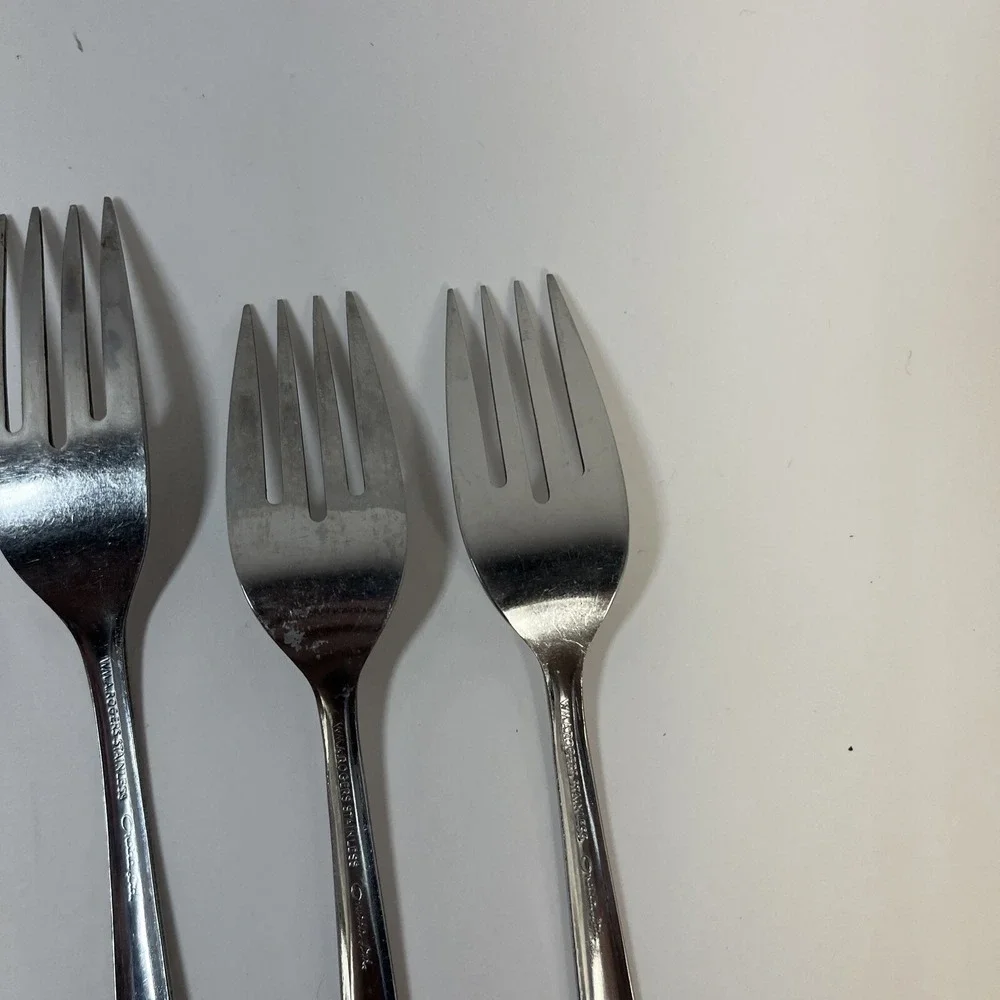 Set of 8 Oneida AZTEC ENCORE pattern stainless dinner  Wm Rogers